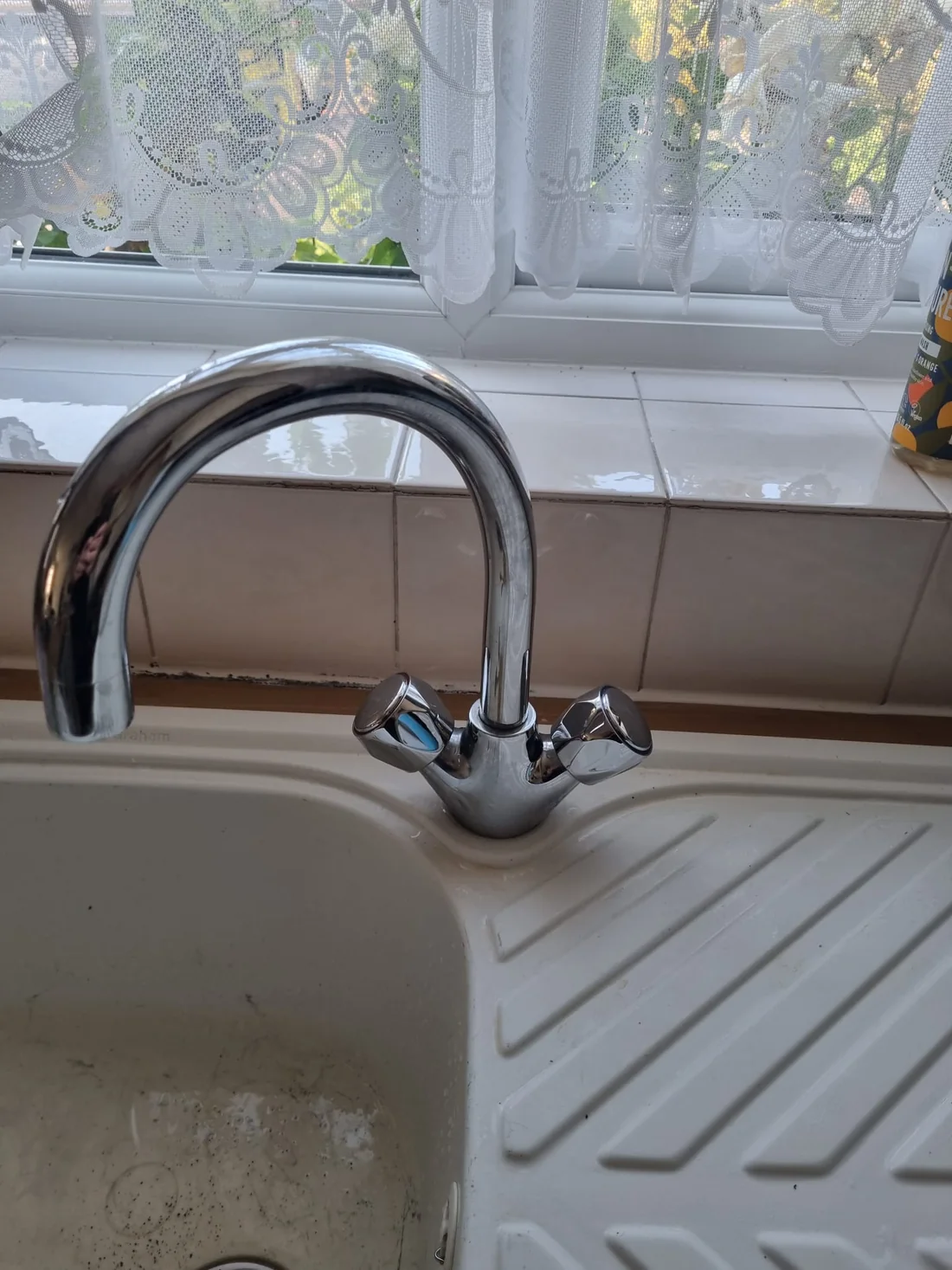 Kitchen tap before replacement